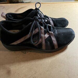 LizSport black and purple tennis shoes. Size 6.5